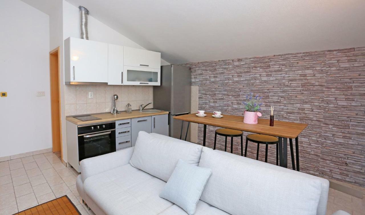 Studio Apartment Grey Split Exterior photo